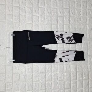 YOUNIQUE Makeup and Mesh High Waisted Cropped Capri Leggings NWT